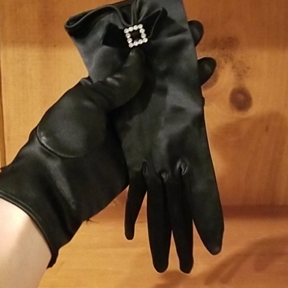 Satin and velvet rhinestone embelished gloves - Picture 4 of 6